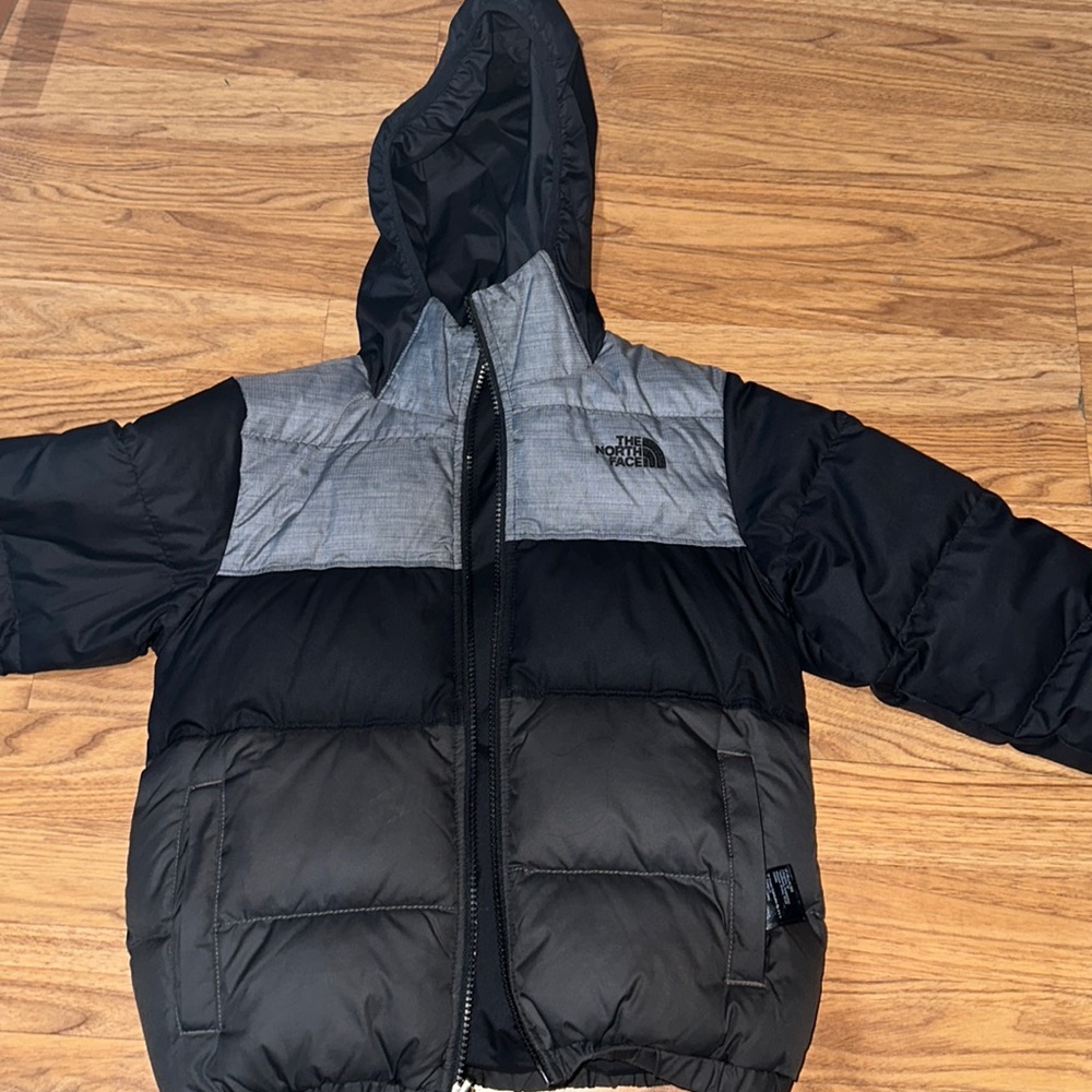 - Like New—-Boys North Face Jacket Size Small (7/8) in Black and Gray